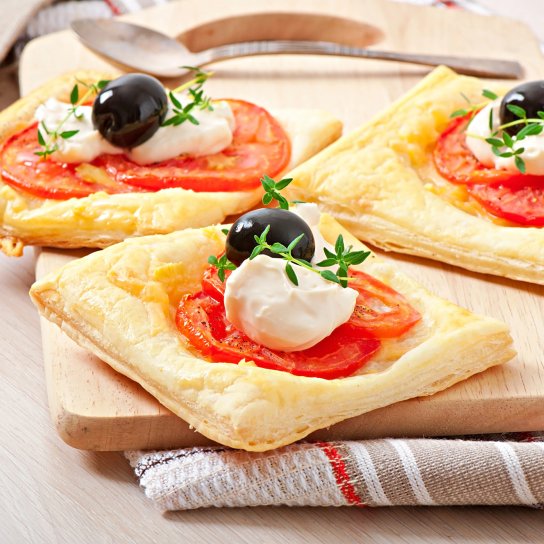 Слойка "Капрезе" з томатами