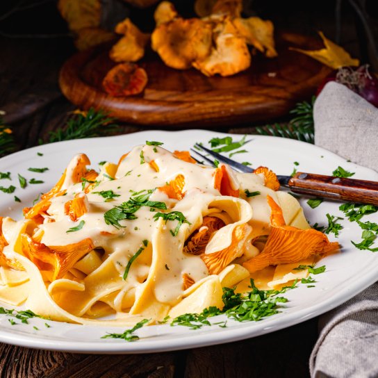 Паста з лисичками під соусом