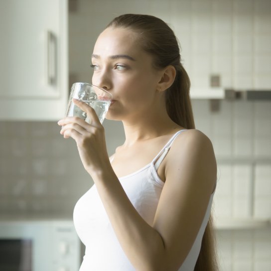 Дівчина п'є воду