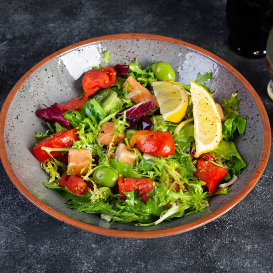 Салат з запеченим лососем