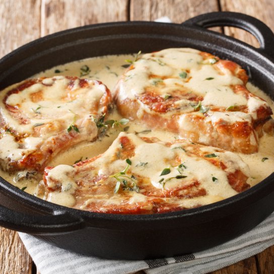 Шніцелі з овочами під вершковим соусом