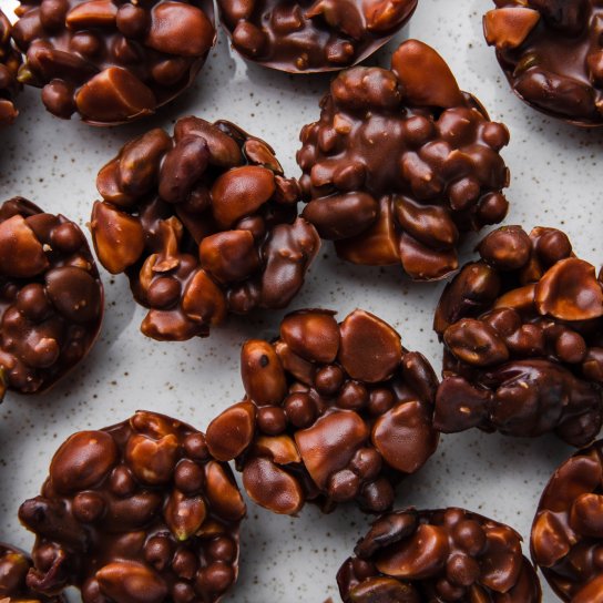 Шоколадні снеки з насінням