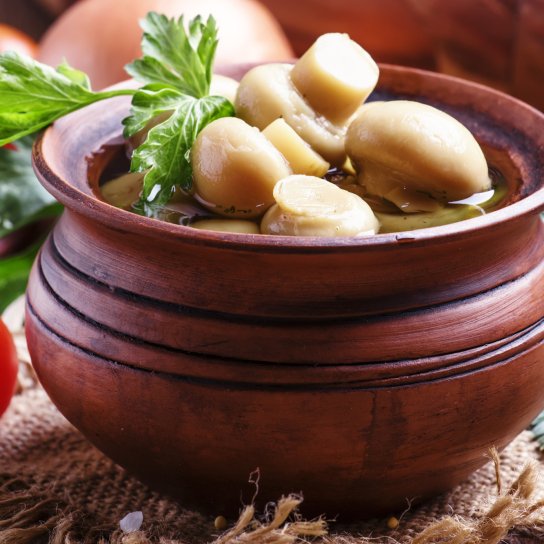 Мариновані гриби з зеленню