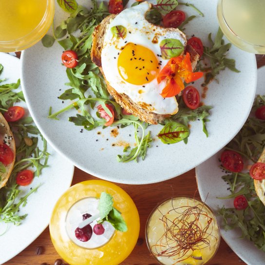 Яєчня і тост на сніданок