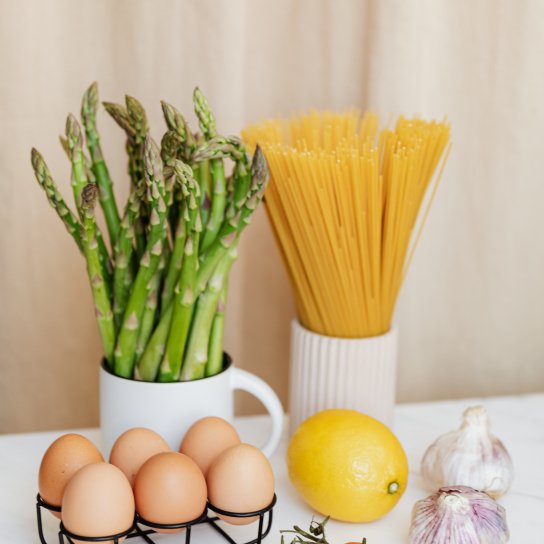 Овочі та яйця на столі