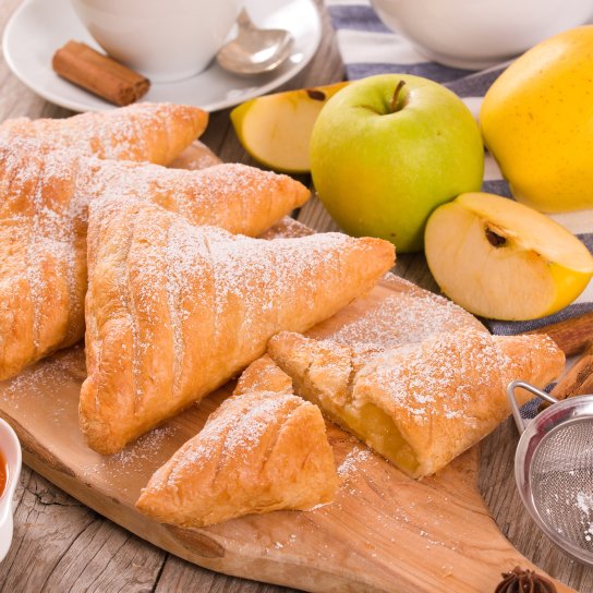 Слойки с яблоком