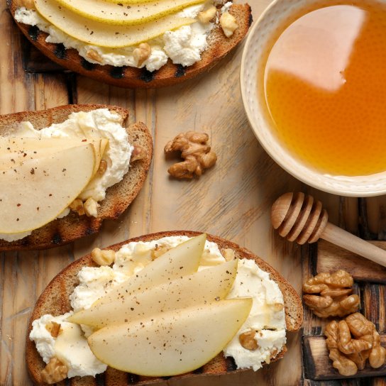 Брускета з рикотою та грушею