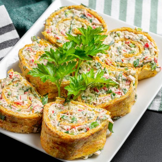 Морквяний рулет з крабовими паличками