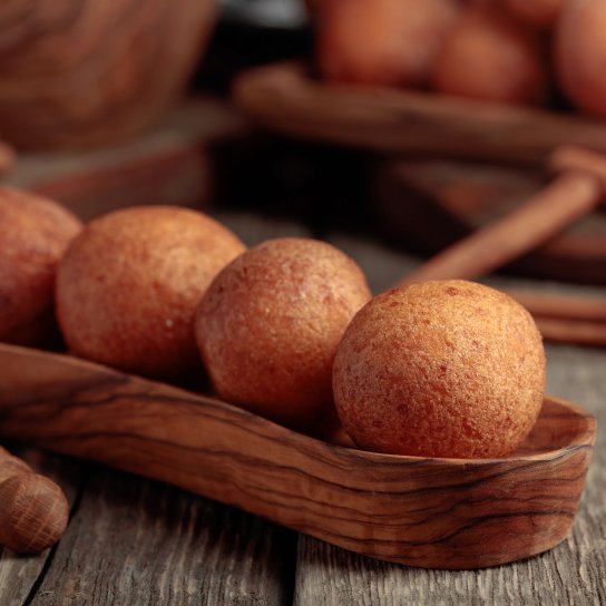 Творожные пончики с вишней