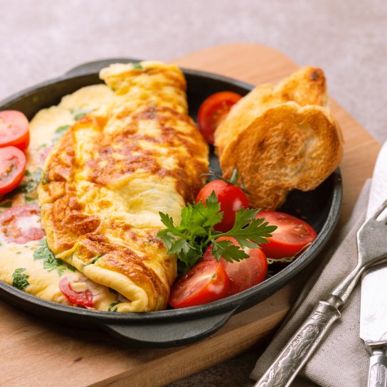 Омлет з начинкою з помідорів і кінзи