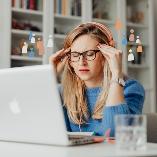 Втомлена дівчина