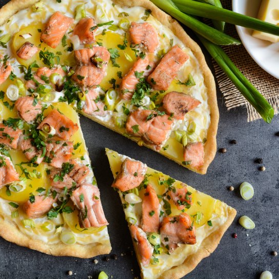 Пиріг з лососем, сиром та сметаною