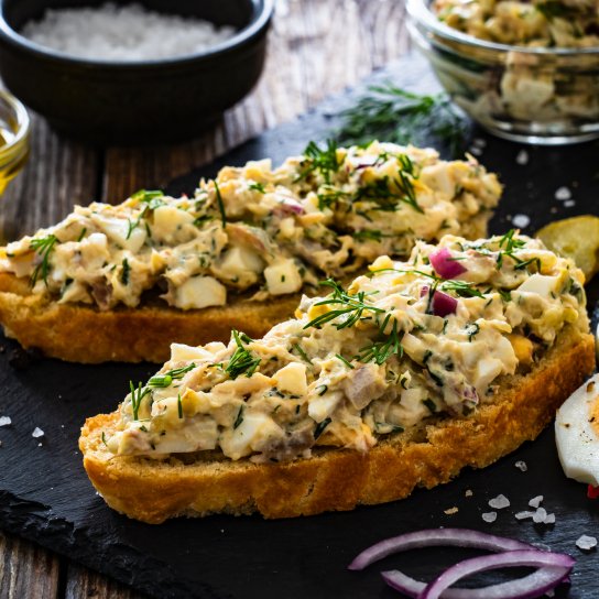 Салат зі скумбрією