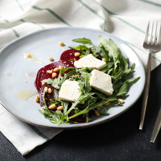Капрезе з печеним буряком і моцарелою