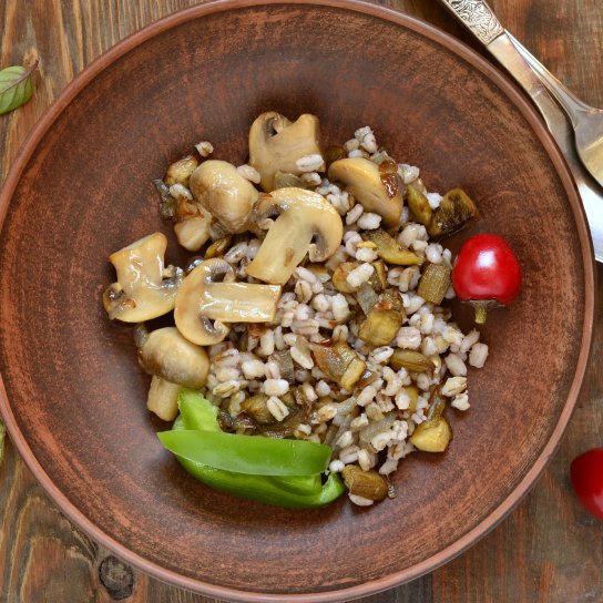 Салат з перловкою та печерицями