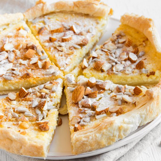 Миндальный тарт с малиновым вареньем