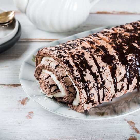 Шоколадний меренговий рулет - рецепт