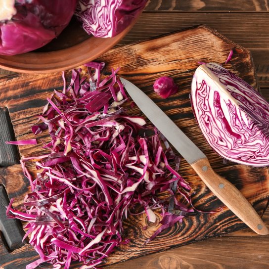 Салат из красной капусты и яблок