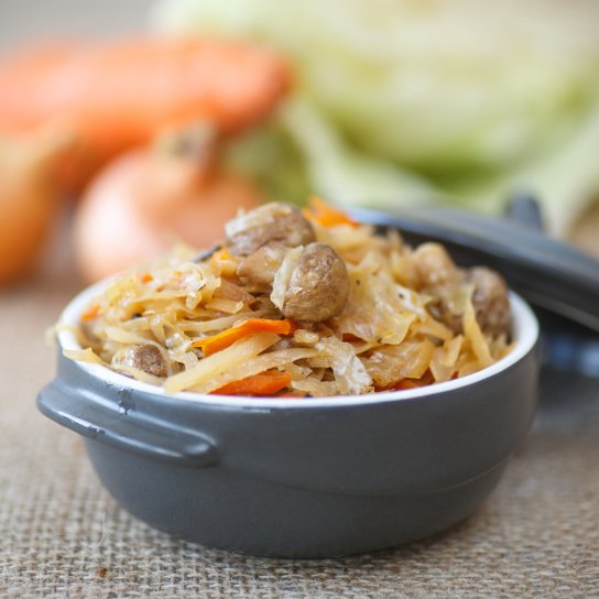 Тушкована капуста з грибами у пиві