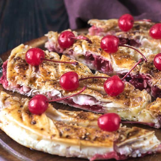 Пляцок з вишнями