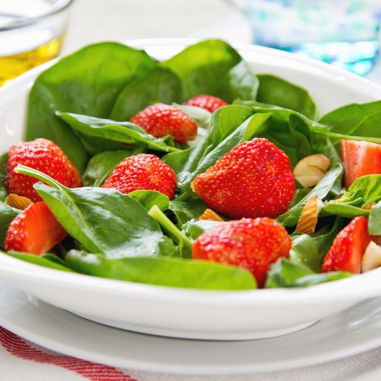 Салат зі шпинату і полуниці