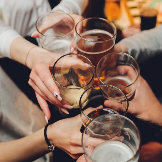 Люди з бокалами