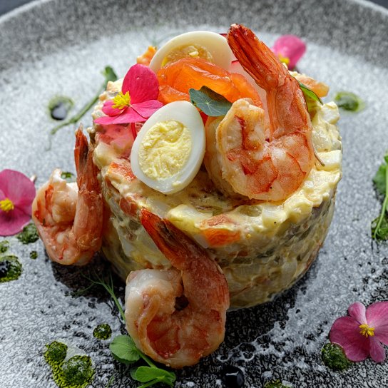 Салат з креветками і картоплею