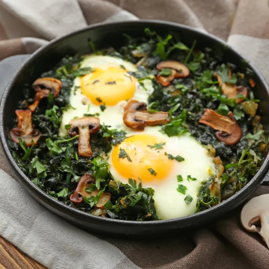 Яєшня зі шпинатом і грибами