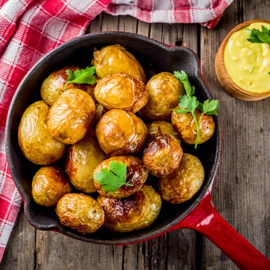 Молода картопля на сковороді