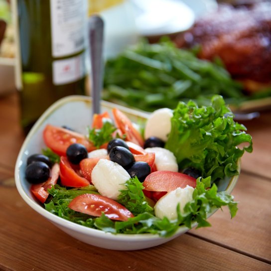 салат з куркою, чері й моцарелою