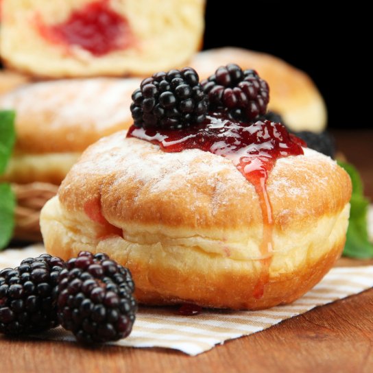 Пончики з ягідним джемом