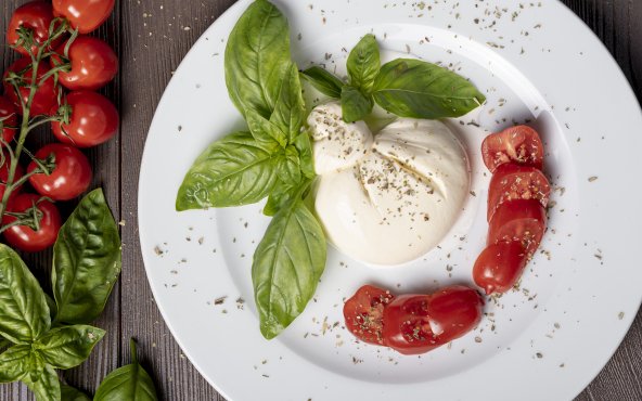 Моцарела з томатами та базиліком