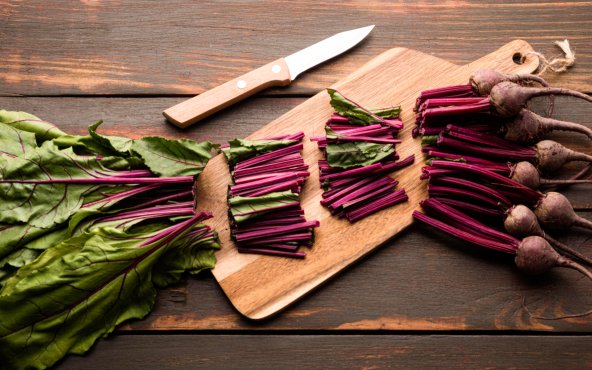 Молодая свекла с ботвой