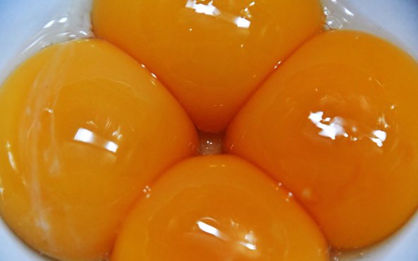 Яйце куряче, жовток