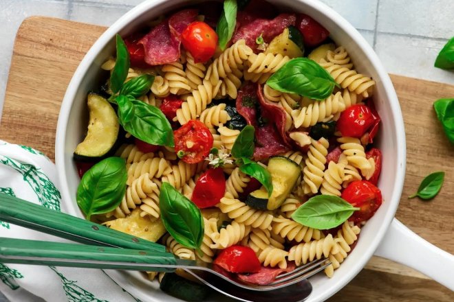 Салат-паста з салямі та цукіні