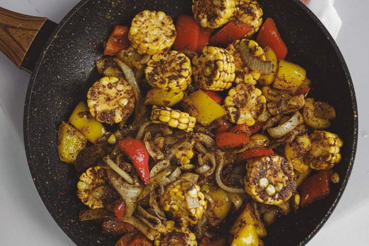 готові кукурудза та перці