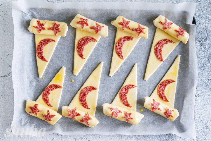 тісто з сиром та ковбасою