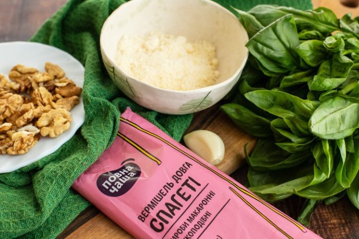 горіхи, сир та часник