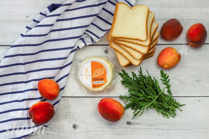 персики, рукола, сир та хліб