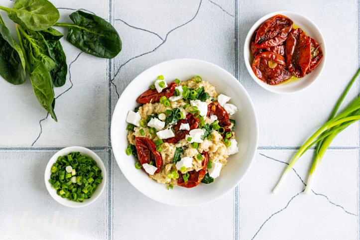 солона вівсянка з фетою, шпинатом і в’яленими томатами