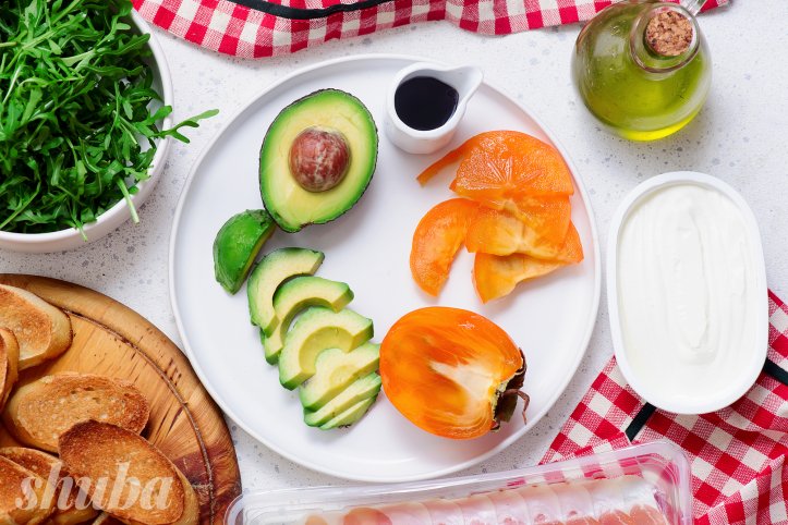 брускети з хурмою і хамоном