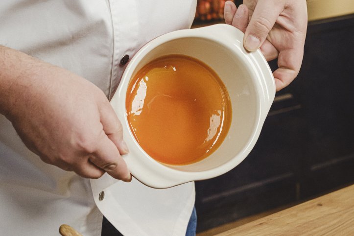 Перелий карамель у форму