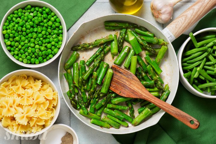 спаржа на сковороді
