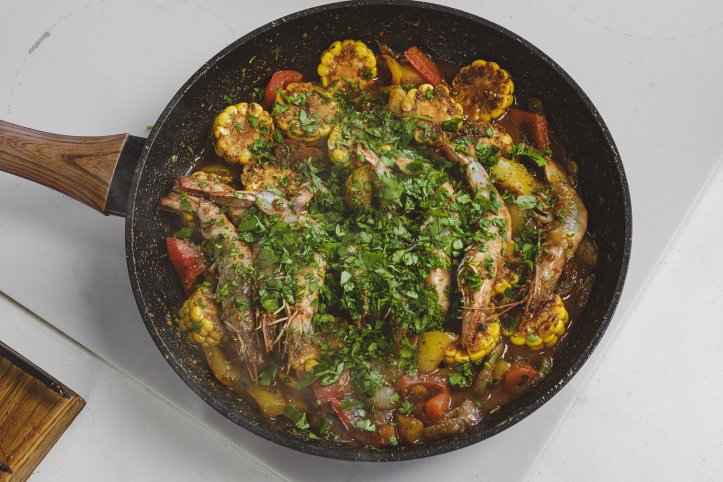 петрушка, креветки та овочі