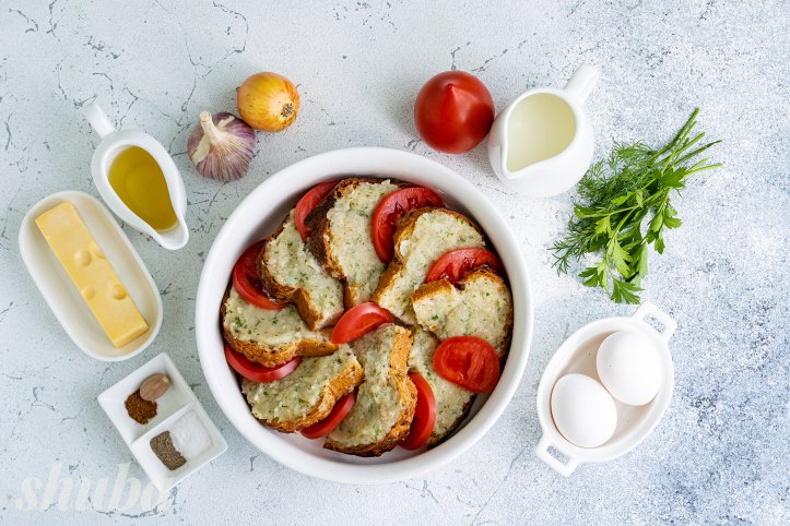 хліб і томати у формі