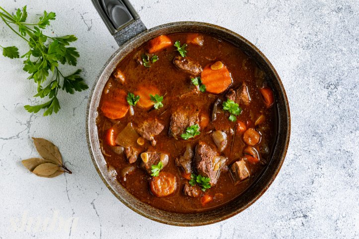 тушковане мʼясо у винному соусі
