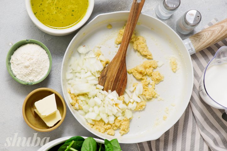 цибуля на сковороді