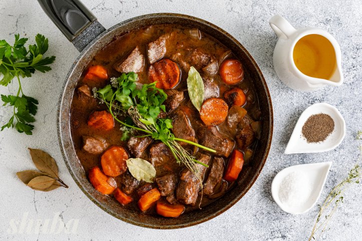 мʼясо з овочами у вині та бульйоні