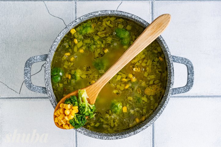 кукурудза та броколі в бульйоні