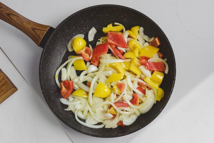цибуля та перець на пательні